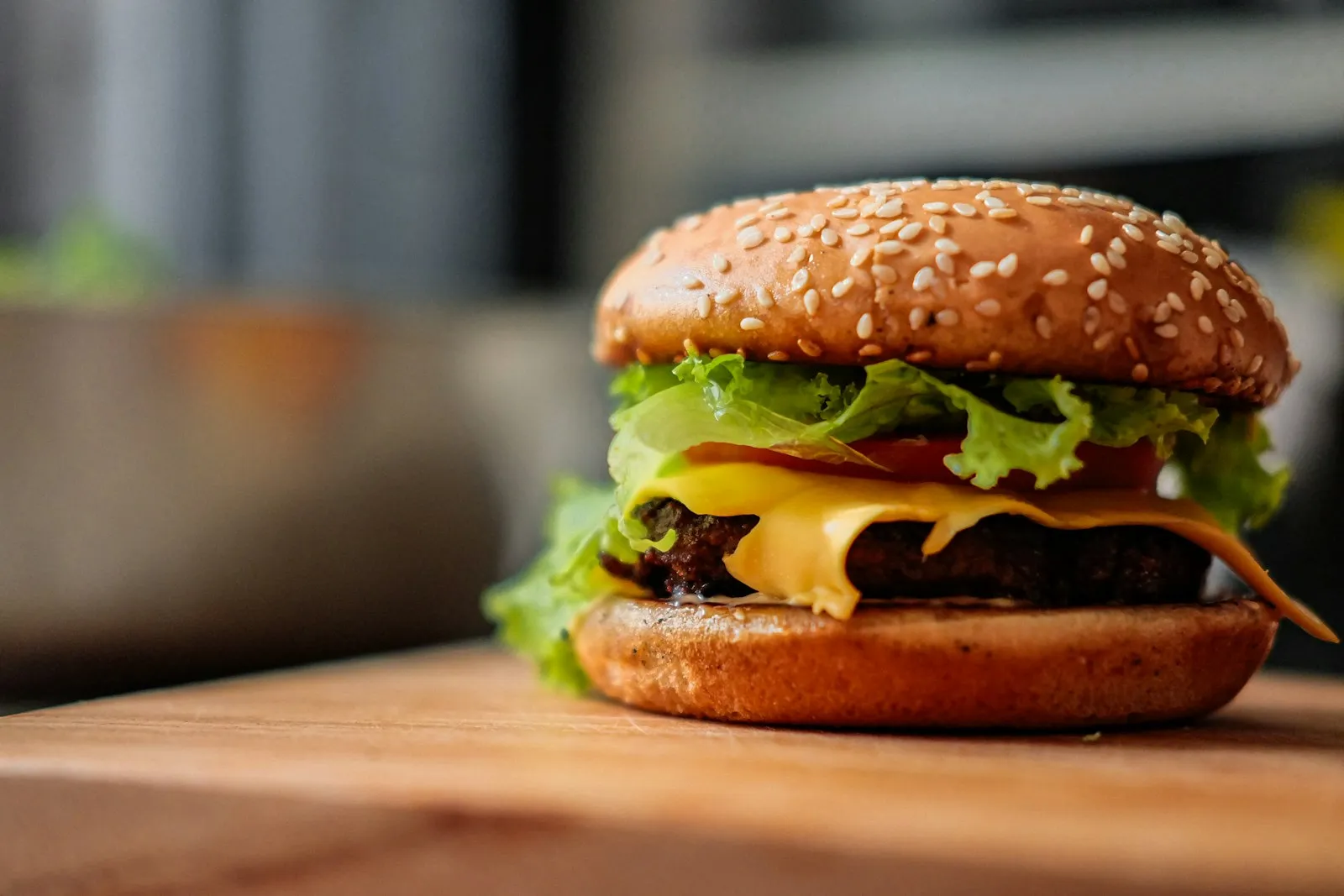 Cheeseburger med salat og tomat