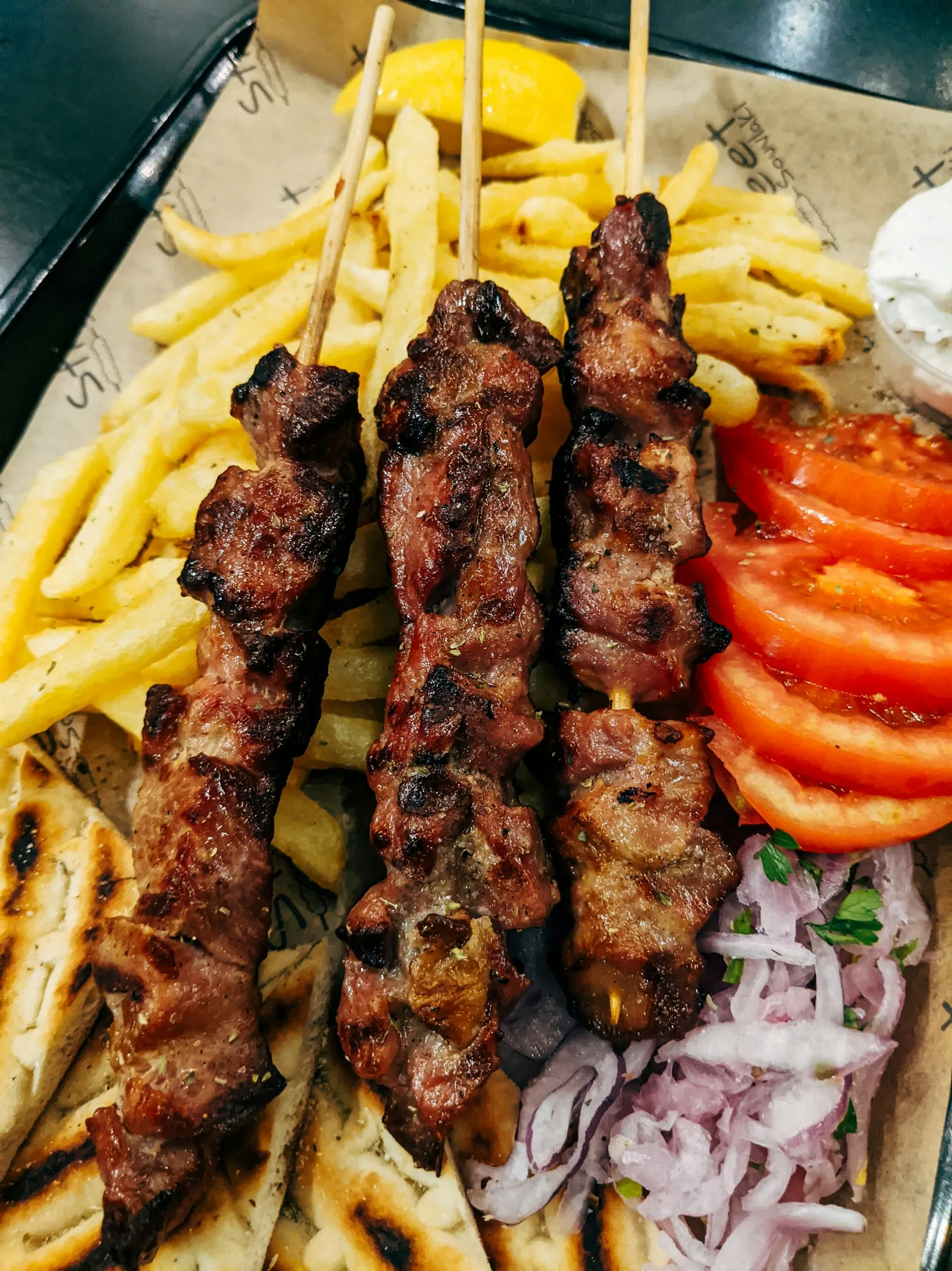 Grillspyd med pommes frites, tomat og løk