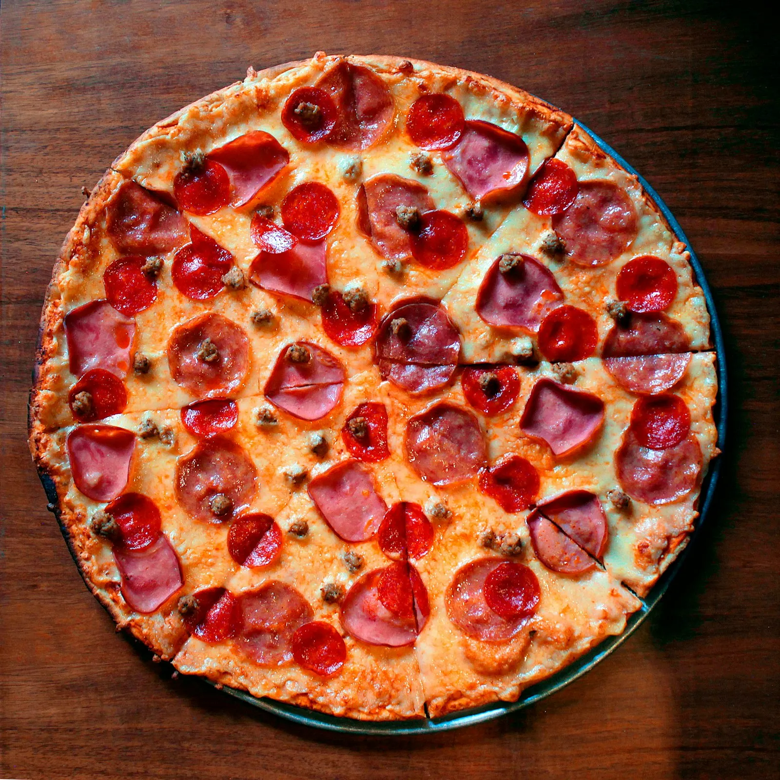 Pizza med pepperoni og skinke